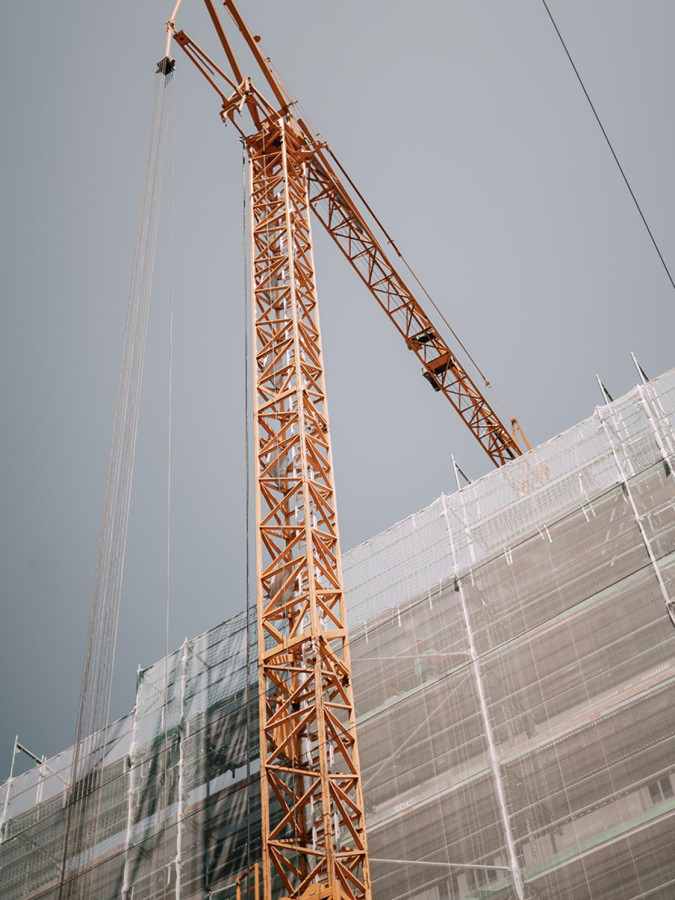 Baufortschritt auf der Baustelle mit Kran in München
