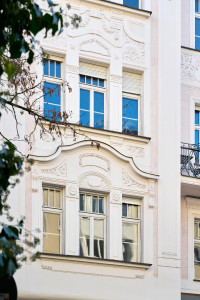 Historische Fassade von Siegfried8 mit detaillierter Stuckverzierung