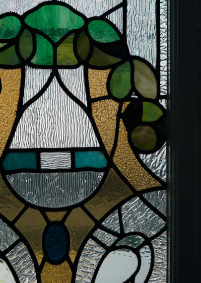 Detail der historischen Buntglasfenster Siegfried 8 in München Schwabing im Treppenhaus