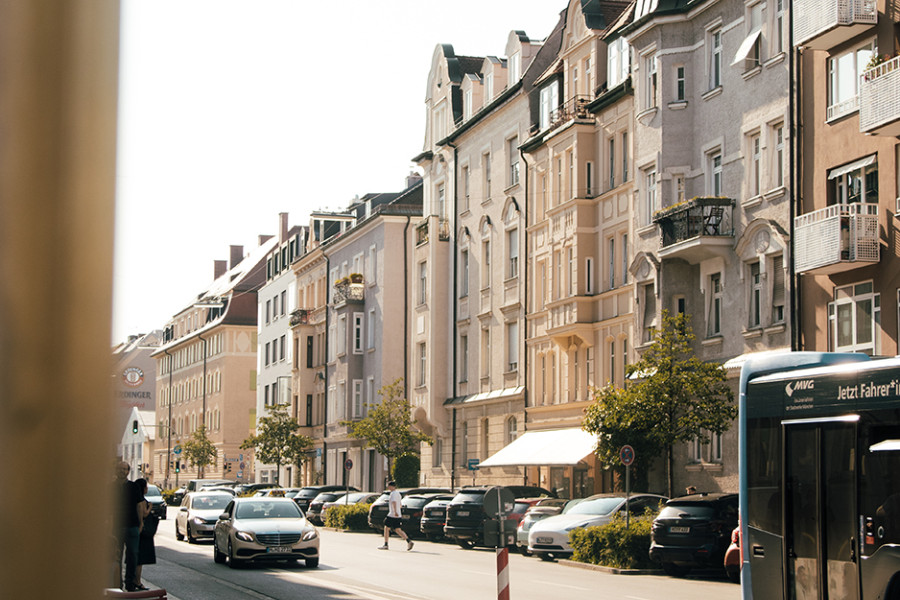 Schöner Straßenzug mit historischen Fassaden im Herzen von München Schwabing
